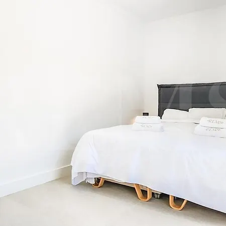 Chic With Pool, Garden And Parking Rems