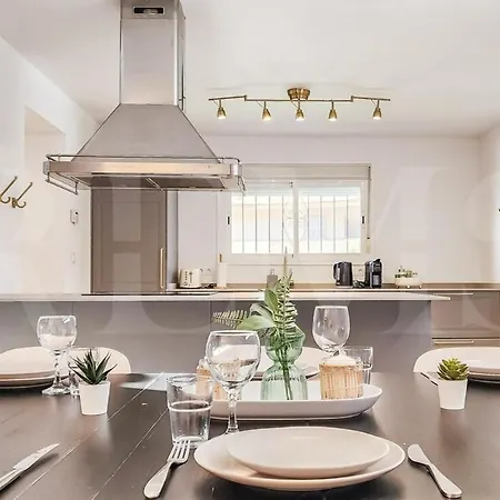 Chic With Pool, Garden And Parking Rems