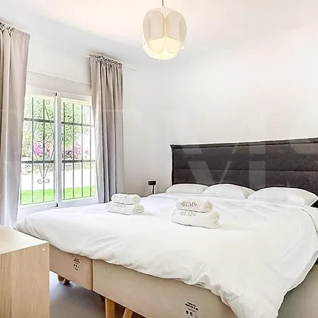 Chic With Pool, Garden And Parking Rems