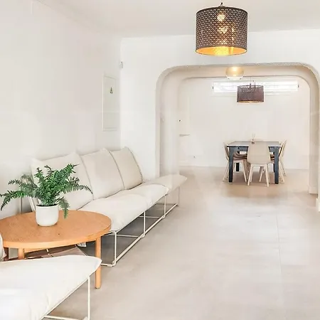 Chic With Pool, Garden And Parking Rems