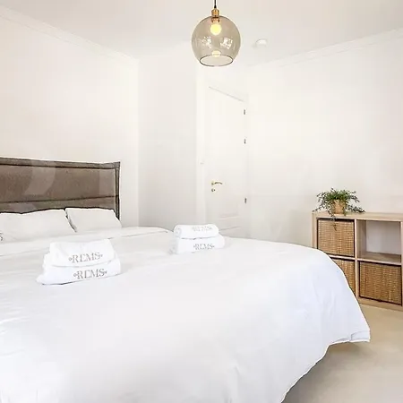 Chic With Pool, Garden And Parking Rems *