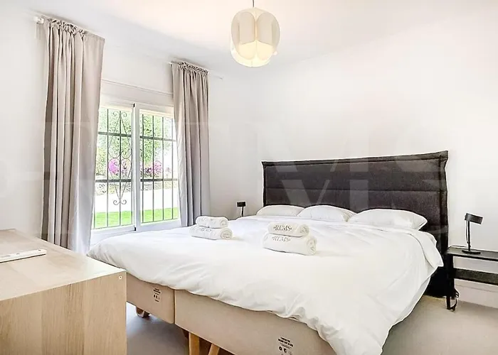 Chic With Pool, Garden And Parking Rems