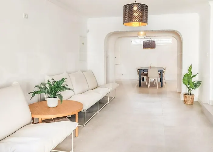 Chic With Pool, Garden And Parking Rems