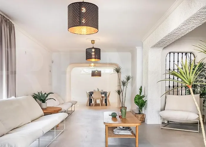 Chic With Pool, Garden And Parking Rems Willa