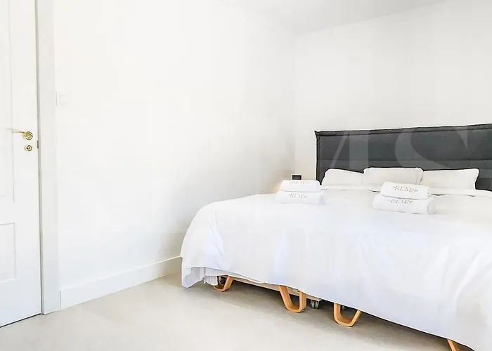 Chic With Pool, Garden And Parking Rems