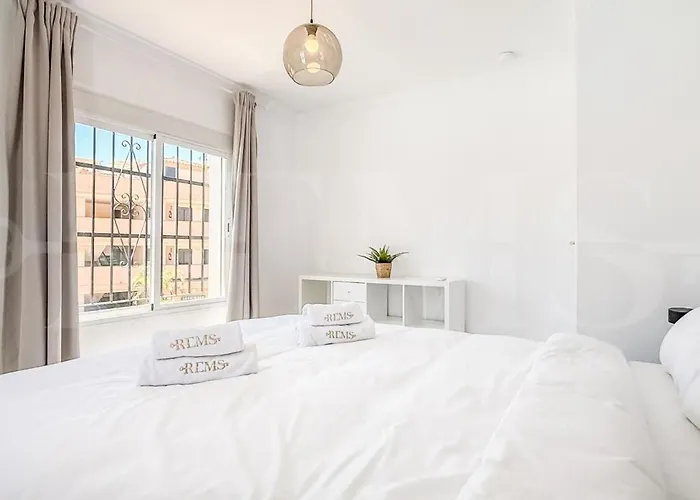 Chic With Pool, Garden And Parking Rems Fuengirola