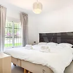 Chic With Pool, Garden And Parking Rems