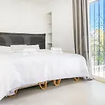 Chic With Pool, Garden And Parking Rems *