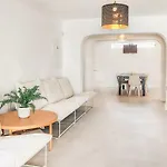 Chic With Pool, Garden And Parking Rems