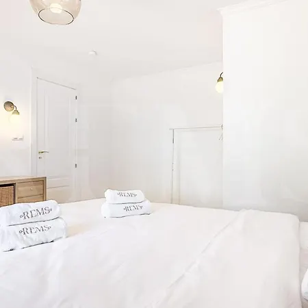Chic With Pool, Garden And Parking Rems 别墅