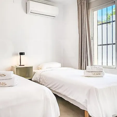 Chic With Pool, Garden And Parking Rems 别墅 *