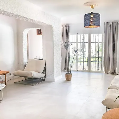 Chic With Pool, Garden And Parking Rems 别墅 *