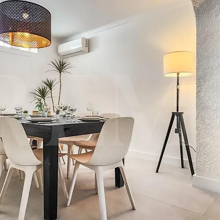 Chic With Pool, Garden And Parking Rems 别墅