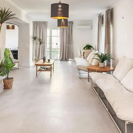 Chic With Pool, Garden And Parking Rems 别墅