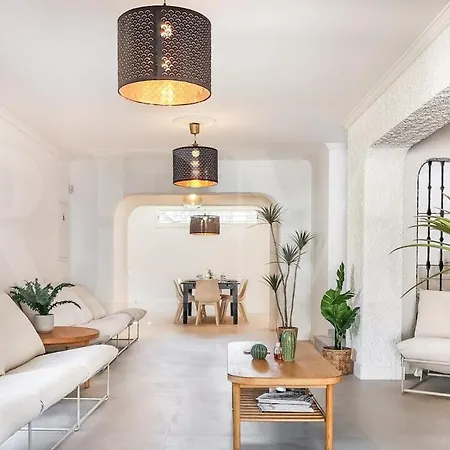 Chic With Pool, Garden And Parking Rems 别墅