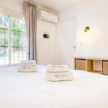 Chic With Pool, Garden And Parking Rems 别墅