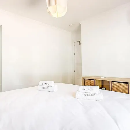 Chic With Pool, Garden And Parking Rems 别墅 *