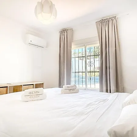 Chic With Pool, Garden And Parking Rems 别墅 *
