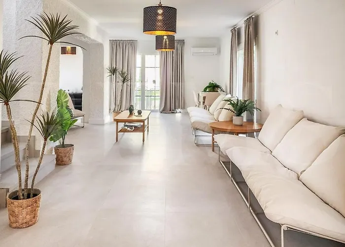 Chic With Pool, Garden And Parking Rems Вилла