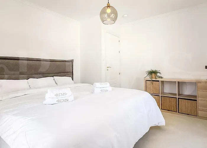 Chic With Pool, Garden And Parking Rems *