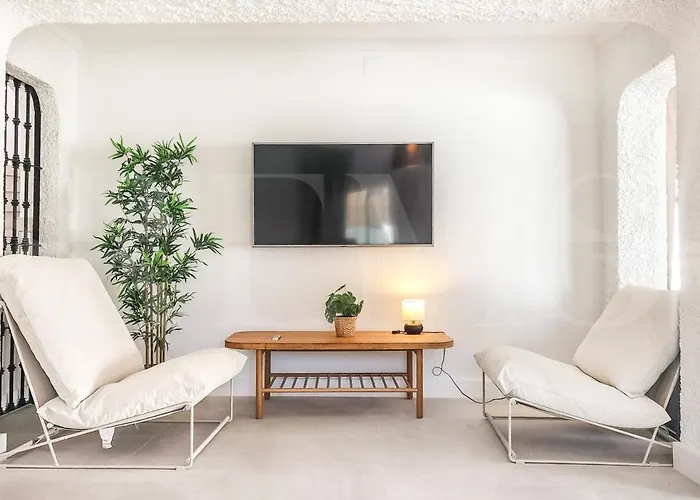 Chic With Pool, Garden And Parking Rems *