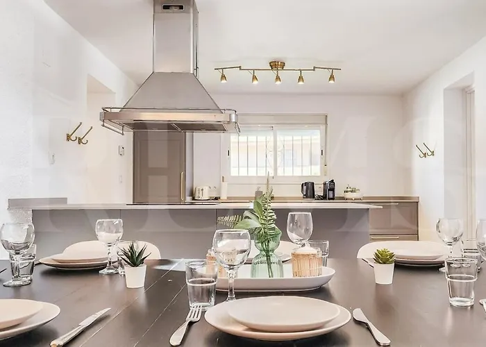 Chic With Pool, Garden And Parking Rems